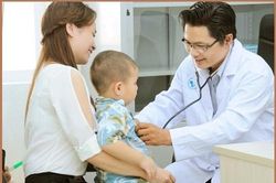 Đưa trẻ đi khám nếu có các biểu hiện bất thường