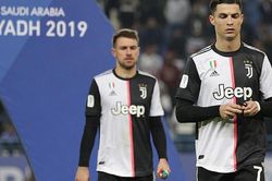 Ronaldo cởi huy chương về nhì Siêu cúp Italia ngay sau khi nhận từ BTC
