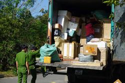 Phát hiện 2 xe bưu chính chở hàng hóa không rõ nguồn gốc