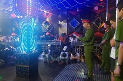 15 'chân dài' thác loạn ma túy cùng hàng chục thanh niên trong quán karaoke