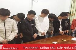 9 nam thanh niên Cẩm Xuyên hút 'cỏ Mỹ' ở bờ kè