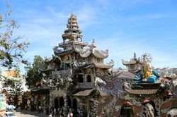 Chùa Linh Phước - Điểm du lịch tâm linh nổi tiếng của Đà Lạt