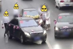 Cô dâu chú rể dựng cảnh cướp hôn làm náo loạn cả tuyến đường