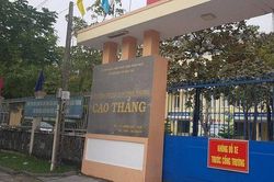 Cảnh cáo thầy giáo bóp má nữ sinh, hỏi 'thầy tán em được không'