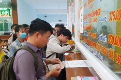 Chầu chực bến xe Đà Nẵng từ sáng tinh mơ mua vé xe Tết