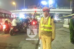 Cảnh sát 141 nhặt được túi xách, tìm cách trả lại cho người đi đường đánh rơi