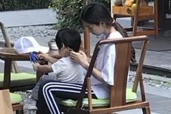 Angelababy một mình đưa con đi du lịch