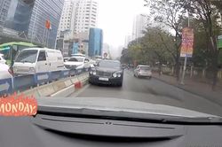 Siêu xe Bentley đi ngược chiều, CĐM gay gắt 'có tiền nhưng thiếu ý thức'