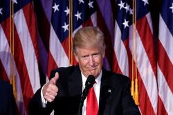 Giữa 'bão' luận tội, Tổng thống Trump bình thản đón Giáng sinh