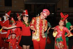 MC Thanh Bạch nhảy múa Giáng sinh tưng bừng, gây 'náo loạn' đường phố