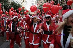 Ông già Noel xuất hiện khắp mọi nơi chào đón Giáng sinh