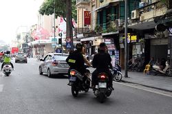 Cảnh sát giao thông, cơ động hóa trang 'tóm' đua xe đêm Noel