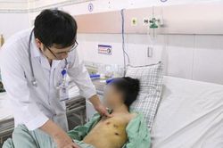 Có tiền sử hút thuốc lá 5 năm, một nam thanh niên bị xẹp phổi
