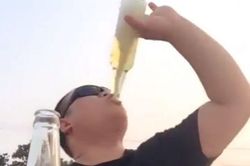 Thành ngôi sao mạng xã hội nhờ tài uống bia 'lốc xoáy'
