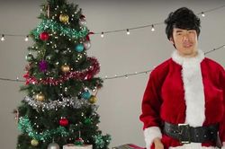 Khi mẹ con tôi đang loay hoay mở cửa thì một ông già Noel xuất hiện, tặng cho con hộp quà rất lớn, đến khi người đó chặn cửa và bước vào nhà bỏ râu mũ ra thì tôi chết đứng tại chỗ