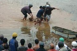 Thi thể thanh niên mặc áo có chữ 'Điện cơ Đại' trôi trên sông