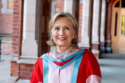 Bà Hillary Clinton nhậm chức Hiệu trưởng đại học ở Bắc Ireland
