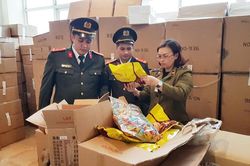 'Cao điểm' bánh mứt kẹo không rõ nguồn gốc