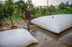 Vương quốc hoa kiểng miền Tây dùng túi khổng lồ trữ nước chống hạn mặn
