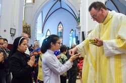 Nghi lễ ban phước cho giáo dân dự Thánh lễ ở Hà Nội