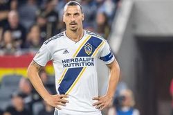 Chờ đợi 'ông già' Ibrahimovic tăng viện, Milan thực sự mất phương hướng
