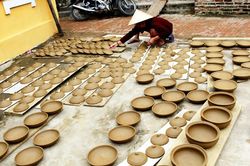 Đến Thanh Hà nặn gốm...
