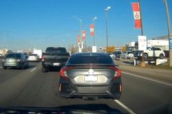 Honda Civic tạt đầu rồi phanh gấp, xe sau 'ăn đủ'