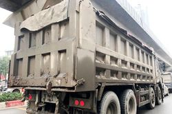 Xe chở vật liệu đi giờ cấm 'xả' bùn đất gây bụi nhiều tuyến phố
