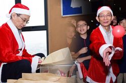Thầy hiệu trưởng 'hóa' ông già Noel, tự tay gói quà tặng học sinh