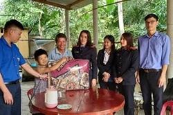 Chi đoàn VKSND huyện Tuyên Hóa với chương trình 'Đông ấm cho em'