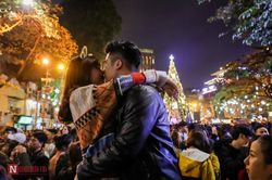 Nam thanh nữ tú thoải mái trao nhau nụ hôn ngọt ngào đêm Giáng sinh