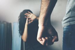 Sợ hãi vì 'bản án' chồng dành cho mỗi đêm