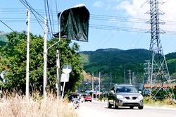 Tấm bạt 'phi thân' lên cột điện