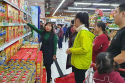 Phong phú thị trường hàng hóa Tết