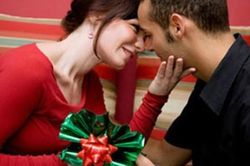Đâu chỉ giới trẻ tuổi yêu đương, vợ chồng cũng hâm nóng tình cảm dịp Noel