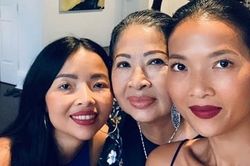 Mẹ đẻ sang Singapore thăm vợ chồng Bằng Lăng