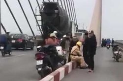 Buồn chuyện gia đình, người đàn ông định nhảy cầu Bãi Cháy tự tử