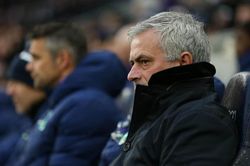 HLV Mourinho buồn bã chia sẻ về chú chó cưng vừa qua đời