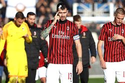 Milan khủng hoảng: Tan tành giấc mơ Mỹ. Vỡ mộng Paolo Maldini