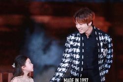 Tan chảy với ánh mắt Jungkook BTS dành cho bạn diễn nhí