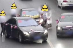 Cô dâu chú rể dựng cảnh cướp hôn làm náo loạn cả tuyến đường