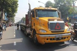 Thiếu úy công an tử vong sau va chạm với xe container