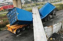 TPHCM điều tra khẩn vụ sập cầu vượt bộ hành Suối Tiên