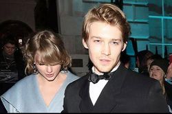 Trong khi Taylor Swift bận rộn thì bạn trai lại quá nhàn rỗi