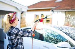 Những sai lầm thường gặp khi tự rửa ô tô tại nhà