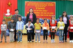 Tặng quà học sinh có hoàn cảnh khó khăn huyện Chiêm Hóa