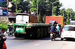 Xe container tông thiếu úy công an thiệt mạng
