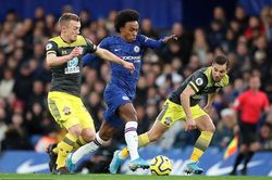Chelsea thua sốc, vị trí top 4 lung lay