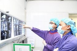 Cứu người đàn ông bất ngờ ho ra máu ồ ạt
