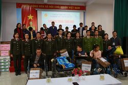 Hội Phụ nữ Công an Hà Nội và Cụm thi đua số 7 thăm, tặng quà các nạn nhân nhiễm chất độc da cam/dioxin